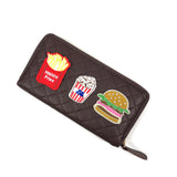 een patch van franse frietjes een hamburger met sla en een gevulde popcorn beker op een zwarte portomonee