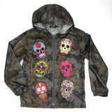 zes verschillend gekleurde sugar skull patches op een jas met camouflage print