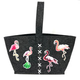 Flamingo Groene Bodem Strijk Embleem Patch met andere flamingo strijk patches op een grijze tas