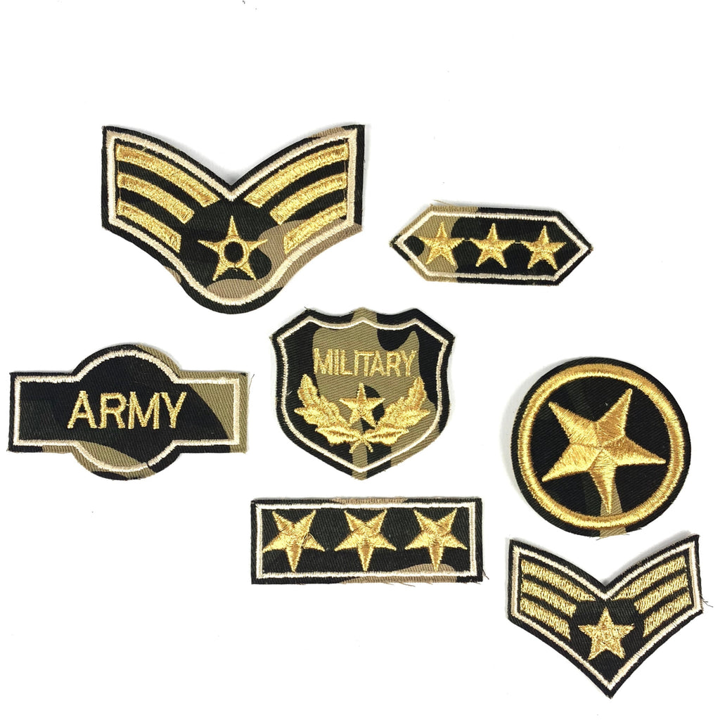 Patch set van zeven verschillende legergroen met beige camouflage Army patches met gouden stiksel 
