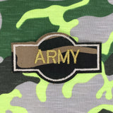 Leger Groene Camouflage Strijk Patch Met Goudkleurige Army Tekst op een camouflage achtergrond