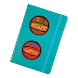 Miami Basketbal Strijk Embleem Patch samen met de Michigan basketbal strijk patch op de voorzijde van een blauwe agenda