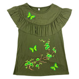 Licht Groene Pruimen Bloesem Op Bruine Tak Strijk Embleem Patch samen met vlinder strijk patches op een dames T-shirt samen met rousel