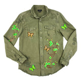 Licht Groene Pruimen Bloesem Op Bruine Tak Strijk Embleem Patch samen met vlinder strijk patches op een legergroene spijker blouse.