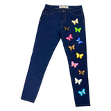 Twaalf vlinder strijk patches in verschillende kleuren op de broekspijp van een blauwe spijkerbroek