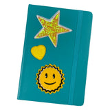 Gele Smiley Zon Strijk Embleem Patch samen met een hartje en een paillette ster strijk patch op de voorzijde van een blauwe agenda