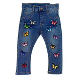 Vlinder Strijk Embleem Patch Blauw samen met elf andere kleuren van deze patch op een klein spijkerbroekje
