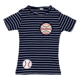 Baseball Team Tekst USA Strijk Embleem Patch op een donker. blauw met wit gestreept t-shirtje samen met een baseballl strijk patch
