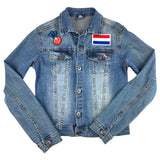 Nederland Hollandse Vlag Emaille Pin samen met een Nederlandse vlag patch en een dartbord patch op een spijkerjasje