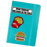 Friet Patat French Fries Bakje Strijk Embleem Patch samen met een hamburger en tekst patch op de voorzijde van een blauwe agenda