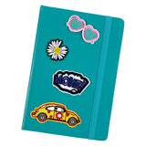 Hartjes Bril Roze Montuur Strijk Embleem Patch samen met drie andere patches op de voorzijde van een blauwe agenda
