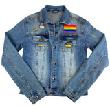 meerder regenboog vlag en hartjes emaille pins en een regenboog strijk patch op een blauw spijker jasje