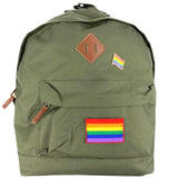 Rainbow Flag Regenboog Gay Pride Vlag Strijk Embleem Patch samen met een regenboog vlag emaille pin op een legergroen rugzak