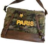 Paris Tekst Strijk Patch Goudkleurige Pailletten samen met een goudkleurige paillette ster strijk patch op een tas met camouflage print