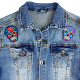 Sugar Skull Doodskop Strijk Embleem Patch Blauw samen met een lila paarse sugar spul strijk patch op een spijkerjasje