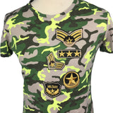 Legergroene Camouflage Strijk Patch Met Goud Ster Rond samen met Army strijk patches uit dezelfde serie op een T-Shirt met camouflage print