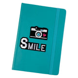 Foto Toestel Foto Camera Strijk Embleem Patch samen met een Smile Tekst Strijk patch op de voorzijde van een blauwe agenda