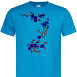 Pruimen Bloesem Tak Strijk Embleem Patch Kobalt Blauw op een blauw t-shirt