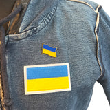 Oekraïne Ukraine Nationale Vlag Strijk Embleem Patch Geel Blauw samen met de pin van de vlag van Oekraïne op een vest van spijkerstof / denim