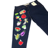 Paksoi Groeten Strijk Patch samen met elf andere groenten en fruit patches op een donker blauwe spijkerbroek