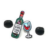Close up van Emaille Pin Van Een Fles Rode Wijn Met Wine Time Tekst samen met een penvan een fles rode wijn
