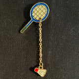 Tennis Badminton Racket Shuttle Pin op een donker ondergrond
