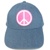 Rond Roze Peace Teken Strijk Embleem op een blauwe spijkerstof cap