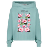 Hibiscus Bloemen Full Color Strijk Applicatie op een blauwe sweater