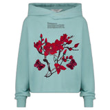 Vlinder Strijk Embleem Patch Bordeaux Rode samen met een rode magnolia bloesem tak strijk patch op een blauwe sweater