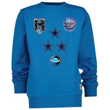 Planeet Planeetring Strijk Embleem Patch samen met andere strijk patches op een blauwe sweater