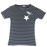 Zilver Kleurige Glitter Ster Strijk Patch samen met een wit blauwe raket strijk patch op een donker blauw met wit gestreept t-shirtje