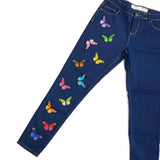 Donker Blauw Zwarte Vlinder Strijk Embleem Patch samen met 10 dezelfde maar verschillende kleuren vlinder patches op een donkerblauwe spijkerbroek