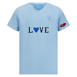 Lippen Mond Hartjes Strijk Patch op een lichtblauw t-shirtje samen met een blauw hartje met oogjes en de letters love