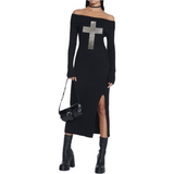 Kruis Kruisridder Metaal look Strijk Applicatie op een zwarte jurk