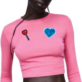 Lolly Hartje Strijk Embleem Patch samen met een blauw paillette hartjes patch op een roze longsleeve