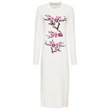 Magnolia Bloesem tak Opnaai Embleem Patch Links samen met de twee andere varianten op een lange witte jurk