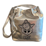 Leeuw Anker Schild embleem Strijk Patch op een zilverkleurige tas