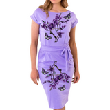 twee maal de Magnolia Bloesem Vlinder Strijk Patch Set Paars 3 Patches  op een lila jurk