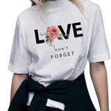 Love Don't Forget Roos Strijk Applicatie op een wit t-shirt