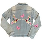 Kolibrie Vogel XL Paillette Strijk Applicatie Patch Links samen met de rechter variant en drie roze vlinder patches op een spijkerjasje