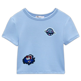 Hart Hartjes Tekstwolk Strijk Embleem Patch samen met een planeet strijk patch op een lichtblauw kort shirtje