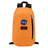 Nasa Tekst Embleem Strijk Patch zwart Rood samen met het ronde NASA embleem op een oranje rug sporttas