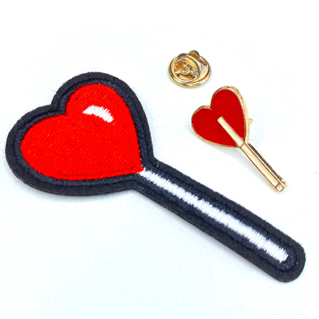 Love On A Stick Lolly Pin En Strijk Patch Set bestaande uit een pin en patch van een lolly met een rood hartje