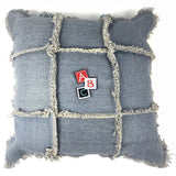Speelgoed blokken Strijk patch met de letters A B en C op een kussen van blauwe spijkerstof