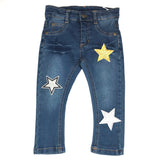 Zilver Kleurige Glitter Ster Met Zwarte Rand Strijk Patch samen met twee zilverkleurige ster patches op een donker blauw spijkerbroekje