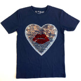 Reversible Paillette Hart Kiss Tekst Rode Mond XL Op Naai Patch voorbeeld op een donker blauw T-shirtje