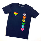 Regenboog Hartje Strijk Embleem Patch samen met verschillende hartjes met oogjes strijk patches op een donkerblauw T-Shirtje