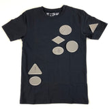 Reflecterende Ovaal Grijs Strijk Embleem Patch samen met zes andere reflecterende patches op een donkerblauw t-shirtje 