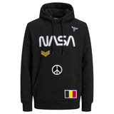 België Belgische Vlag Strijk Embleem Patch samen met drie andere strijk patches op een zwarte hoodie met NASA tekst