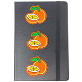 Drie mandarijn strijk patches op de kaft van een zwart notitieboekje